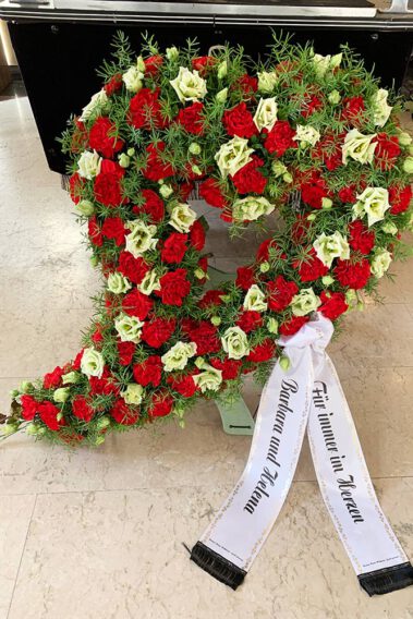 Herz-Trauerkranz mit roten und weißen Rosen