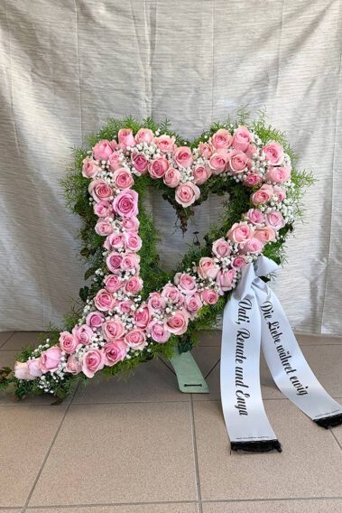 Herz-Trauerkranz mit rosa Rosen