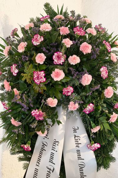 Trauerkranz mit rosa Nelken