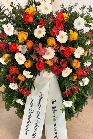 Trauerkranz mit bunten Blumen
