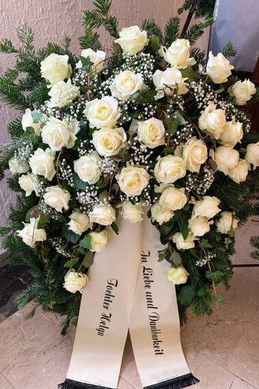 Trauerkranz mit weißen Rosen