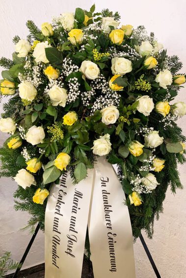 Trauerkranz mit gelben Blumen
