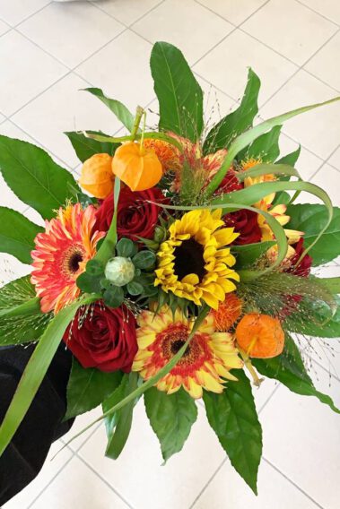 Blumenstrauß mit roten bis gelben Blumen