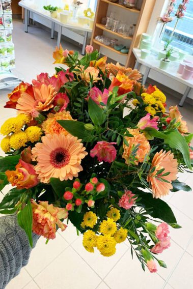 Blumenstrauß - roas bis gelb gehalten