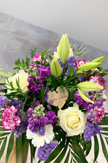 Blumenstrauß lila weiß mit Herz: Alles Liebe