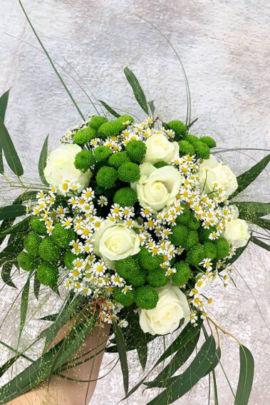 Blumenstrauß mit weißen Rosen