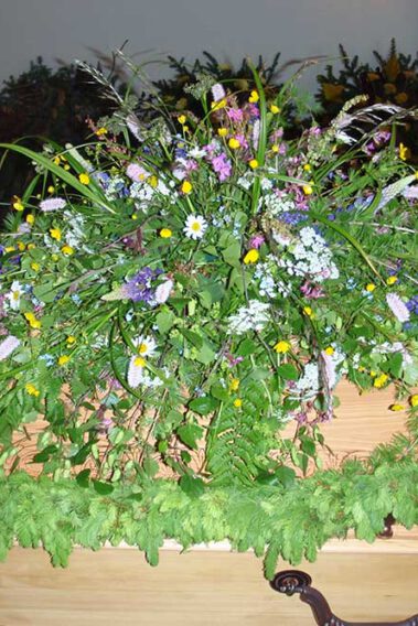 Sarggesteck mit Wiesenblumen