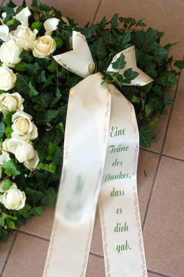 Herz-Trauerkranz mit weißen Rosen