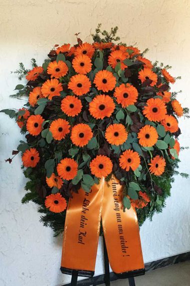 Trauerkranz mit orangen Gerberer