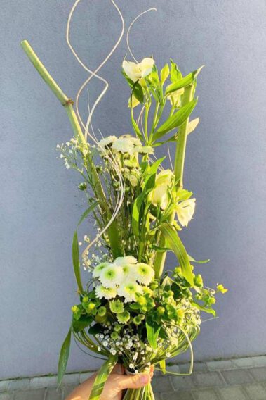 Blumenstrauß hochgesteckt in weiß und grün