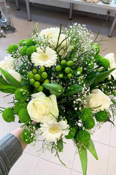 Blumenstrauß weiß grün